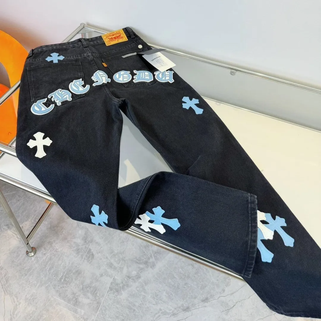 P186 ☞CHROME HEARTS✘Cro Heart Overseas Edition 24ss🔥New Heavy Industry Washed Embroidered American Retro Workwear Washed Jeans Loose fit with perfect details Washed denim fabric is wear-resistant and stain-resistant Three-dimensional cutting loose fit Imported machine printing will not crack and fall off after repeated washing Same style for men and women Couples Color: Denim blue Size: M-2XL Pants length Waist Hips M 96 76 106 L 97 80 110 XL 98 84 114 2XL 100 88 118